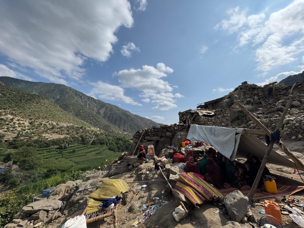 Konur og börn hafast við í bráðabirgðaskýli eftir jarðskjálftann í Nurgal, sem er eitt af þeim héruðum í Kunar í norðausturhluta Afganistan sem urðu verst úti í jarðskjálftanum/UN Women